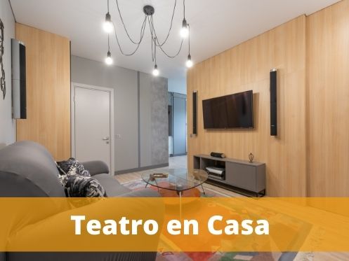 Teatro en Casa, en el fondo de la imagen se puede ver un tv y parlantes